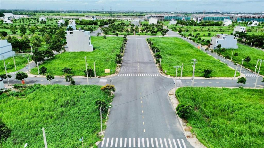 Saigon village nền view công viên thể thao sạch đẹp giá chỉ 2ty250. dt 80m2. sổ hồng