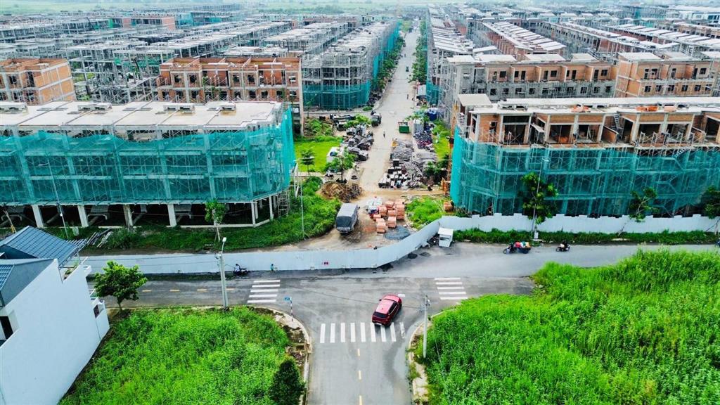Saigon village nền view công viên thể thao sạch đẹp giá chỉ 2ty250. dt 80m2. sổ hồng