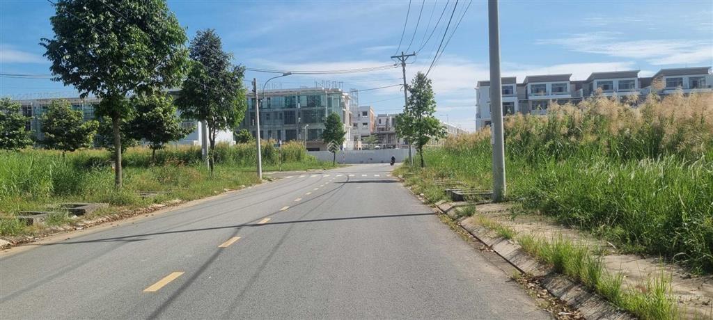 Saigon village nền view công viên thể thao sạch đẹp giá chỉ 2ty250. dt 80m2. sổ hồng