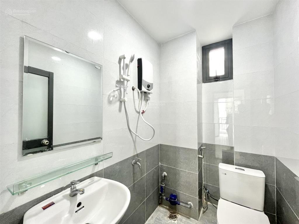 Phòng ban công thoáng mát ngay gần bv thống nhất