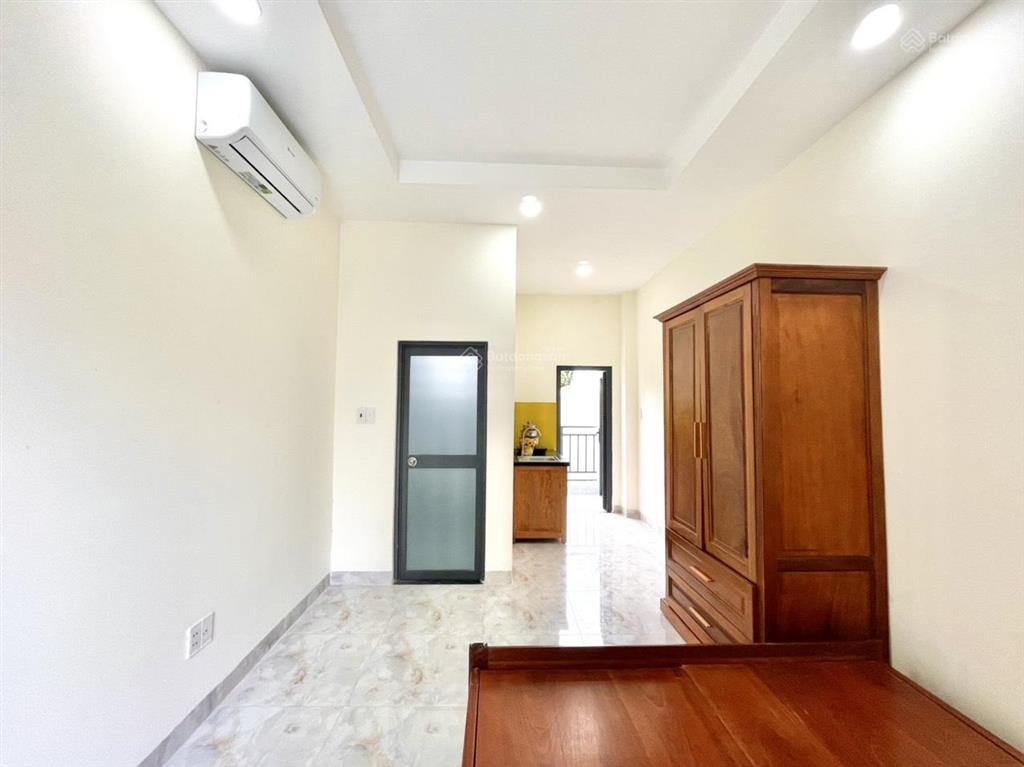 Phòng ban công thoáng mát ngay gần bv thống nhất