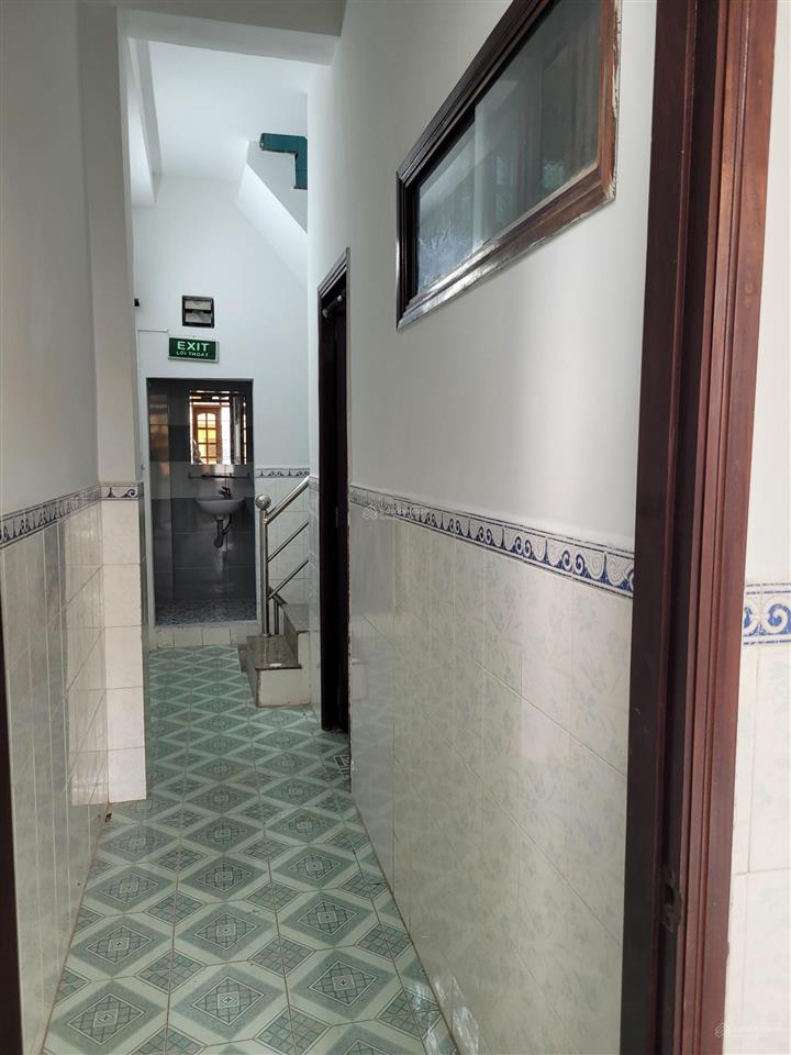 Nhà ở liền 1 trệt, 1 lầu, 2wc, sân riêng
