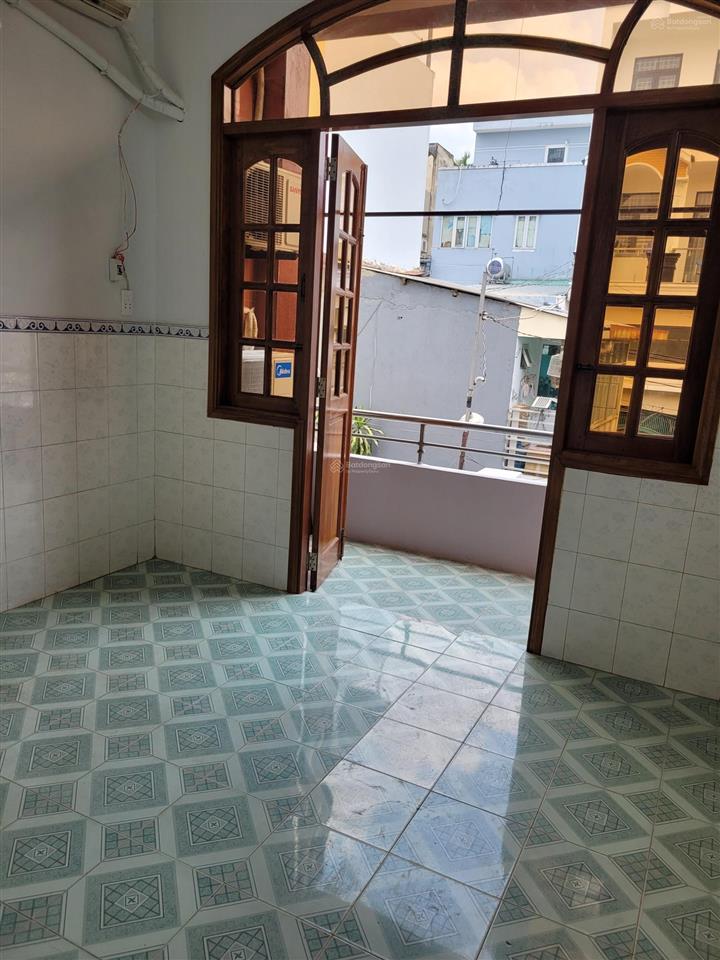 Nhà ở liền 1 trệt, 1 lầu, 2wc, sân riêng