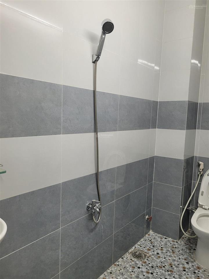 Nhà ở liền 1 trệt, 1 lầu, 2wc, sân riêng