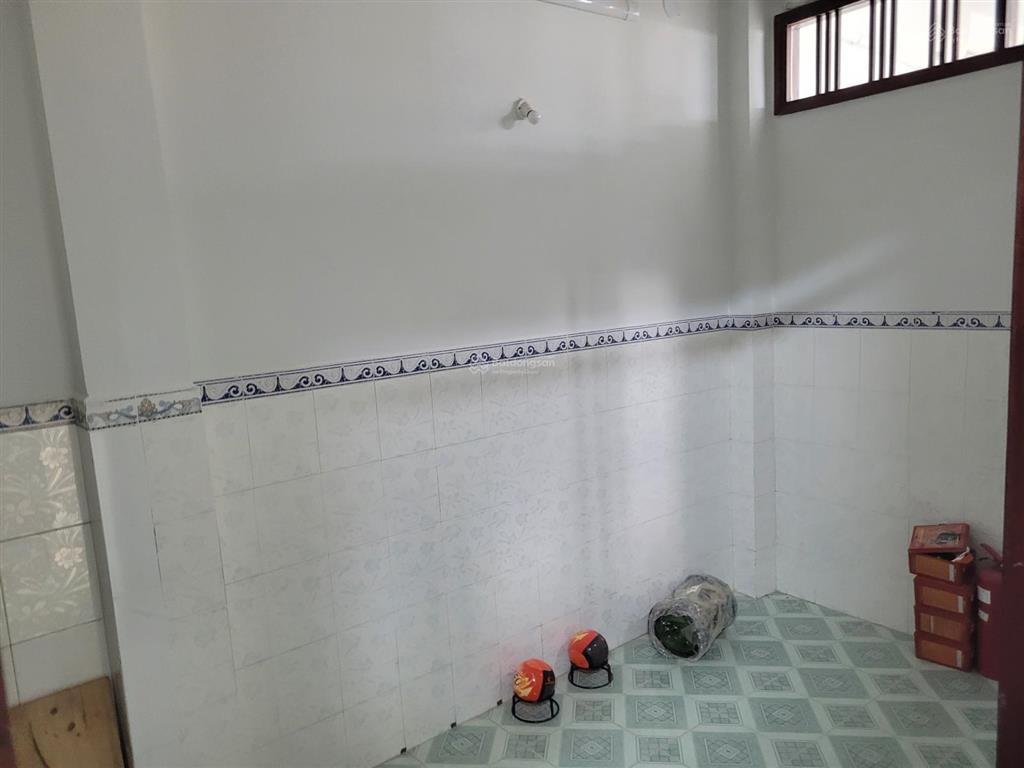 Nhà ở liền 1 trệt, 1 lầu, 2wc, sân riêng