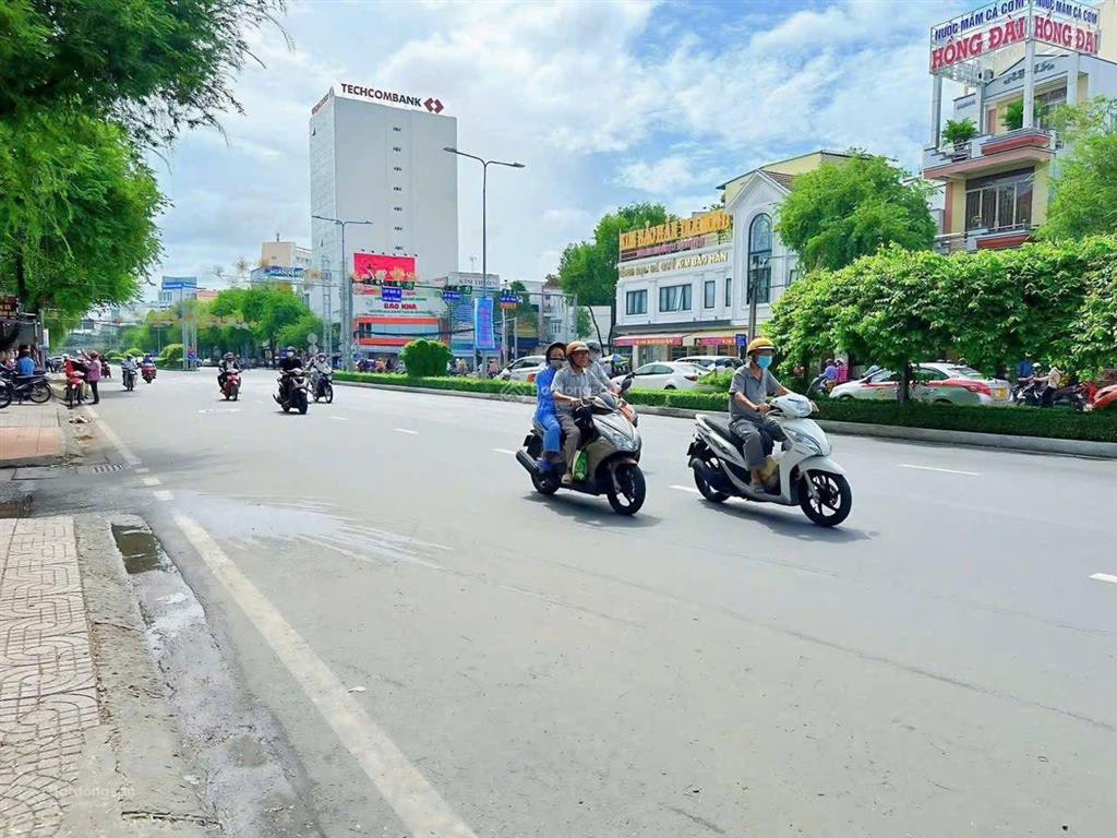 Bán 60 tỷ tòa nhà văn phòng mặt tiền 30/4, tp cần thơ