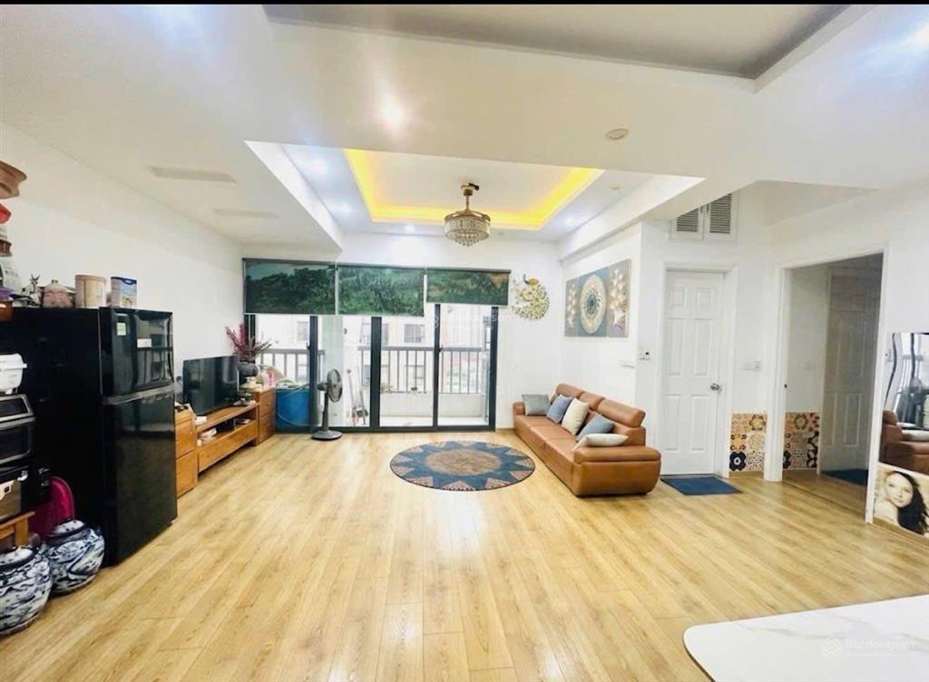 Giá rẻ nhà đẹp, diện tích rộng 85,4m2 tầng trung, ban công đông nam thoáng mát tại chung cư vov