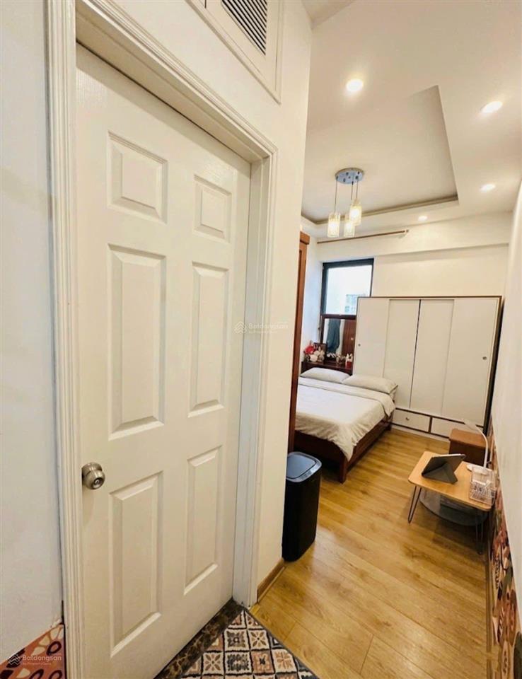 Giá rẻ nhà đẹp, diện tích rộng 85,4m2 tầng trung, ban công đông nam thoáng mát tại chung cư vov