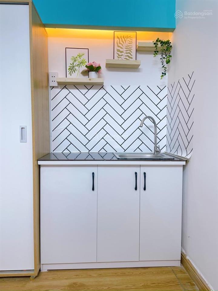 Phòng rộng 20m2, nội thất đầy đủ