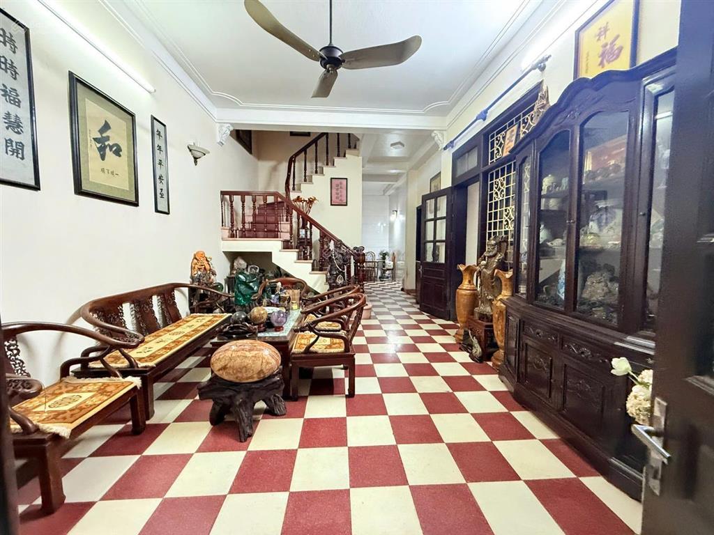 Bán nhà phố hoàng cầu dt 120m2 mặt tiền siêu đẹp giá chưa đến 420tr/m2