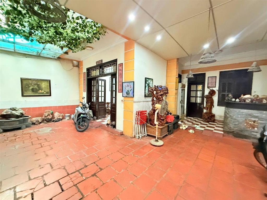 Bán nhà phố hoàng cầu dt 120m2 mặt tiền siêu đẹp giá chưa đến 420tr/m2