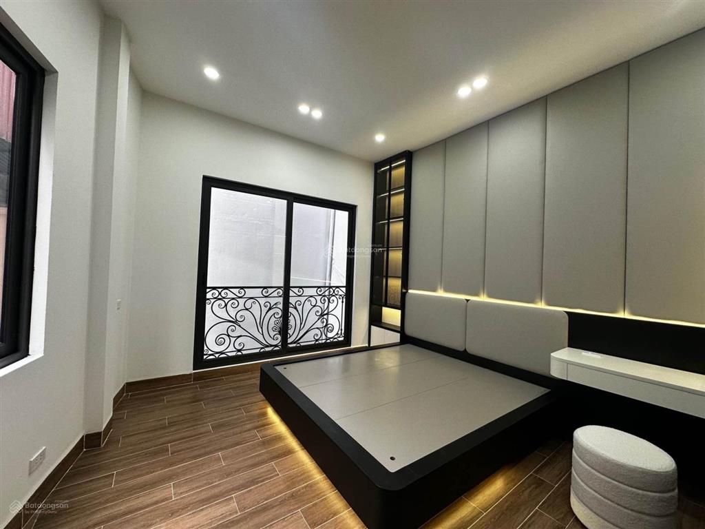 Bán căn nhà xây mới 5 tầng thang máy nội thất mới tinh ngõ 3 gác chạy qua nhà giá 7 tỷ