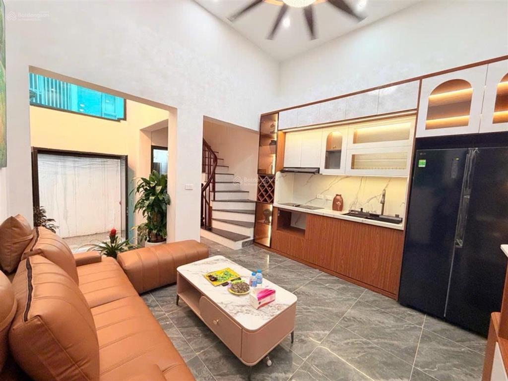 Bán nhà thái hà dt 33 m2 xây 5 tầng ngõ to  gần phố giá 8,1 tỷ