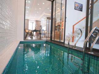 Nhà đẹp khu xây dựng trệt 2 lầu giáp nam long có hồ bơi, để lại toàn bộ nội thất