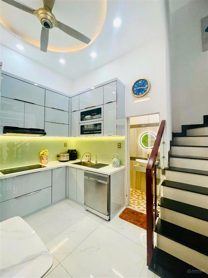 Chính chủ gửi. nhà 1 trệt 3 lầu sân thượng. hẻm xe hơi. đường số 1 p13 gv
