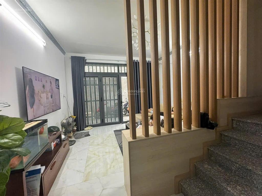Chính chủ. nhà 1 trệt 1 lầu. hẻm thống nhất. đối diện uỷ ban p16 gv. dt 4.2 x 12. hẻm 6m