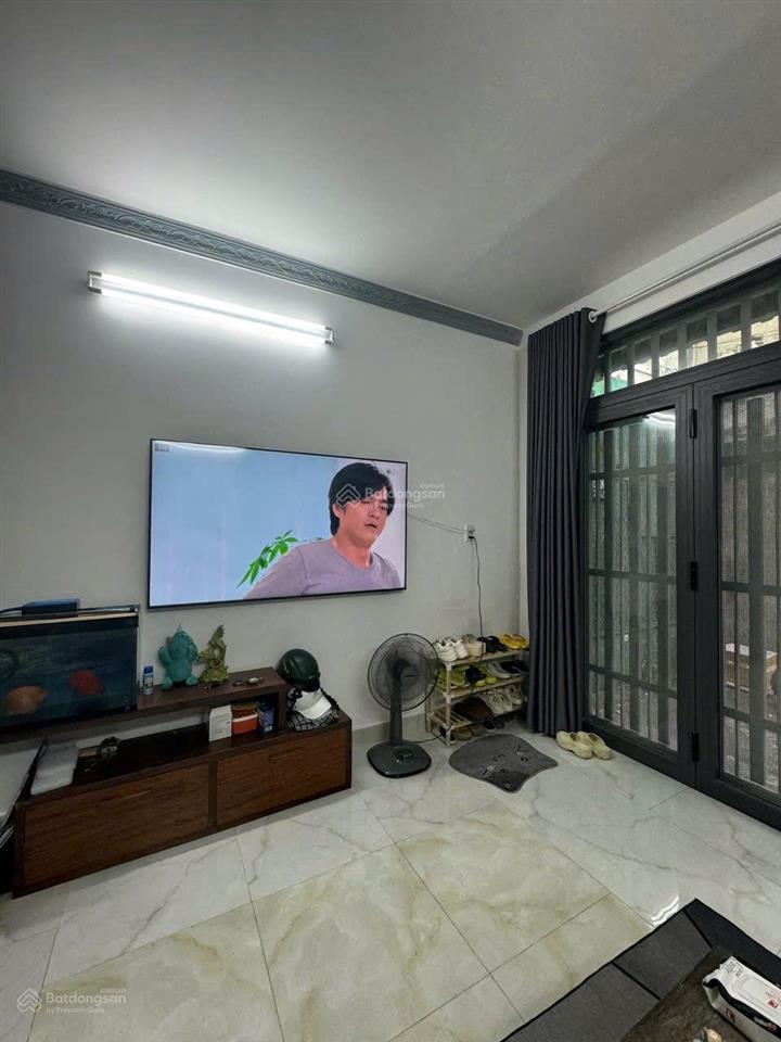 Chính chủ. nhà 1 trệt 1 lầu. hẻm thống nhất. đối diện uỷ ban p16 gv. dt 4.2 x 12. hẻm 6m