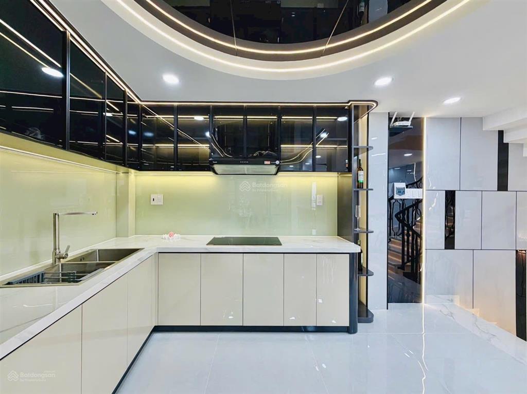 Bán nhà 3 lầu, góc 2 mặt tiền thông thoáng. đs 9 p16 gv. kế bên nhà thiếu nhi