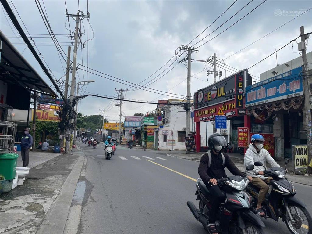 Bán nhà mặt tiền. hà huy giáp. dt 5 x 42. đúc 1 trệt 1 lầu. tầng trệt thông suốt kinh doanh.