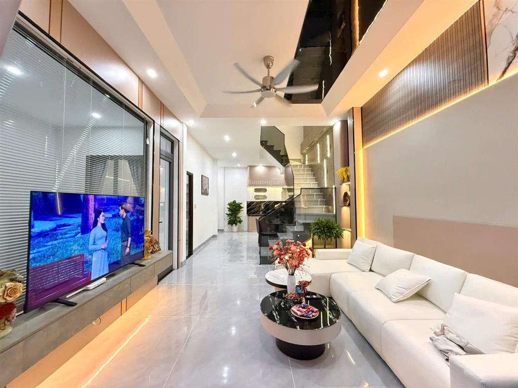 Nhà 2 tầng 2 mê kiệt ô tô đậu trong sân trường chinh