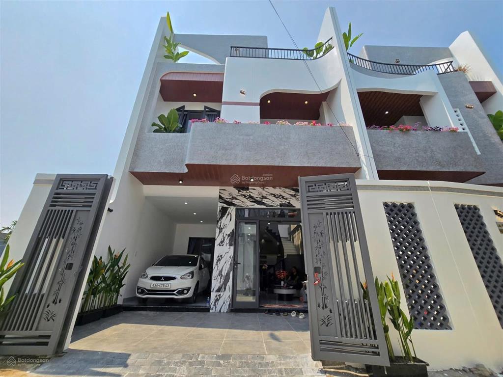 Nhà 2 tầng 2 mê kiệt ô tô đậu trong sân trường chinh
