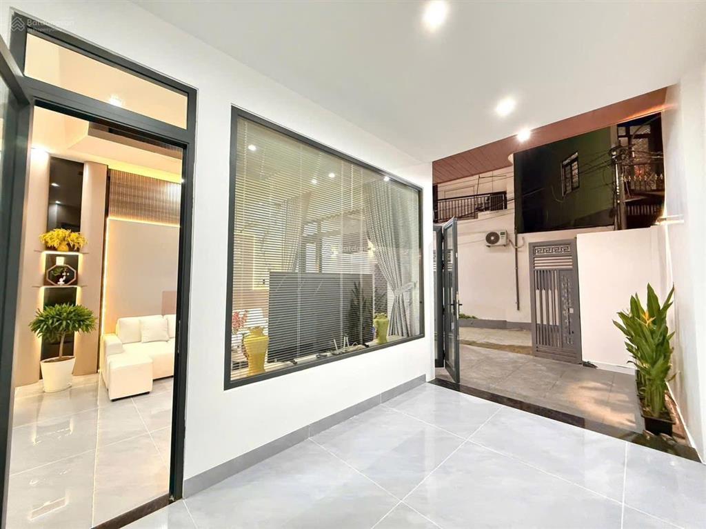 Nhà 2 tầng 2 mê kiệt ô tô đậu trong sân trường chinh