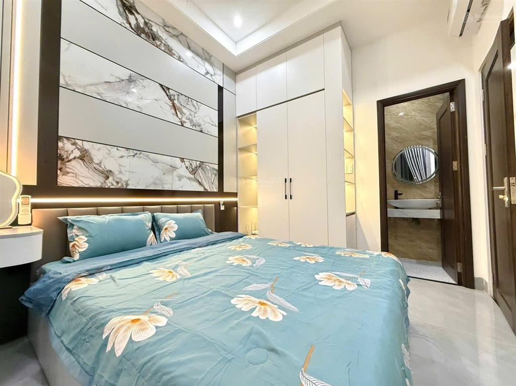 Nhà 2 tầng 2 mê kiệt ô tô đậu trong sân trường chinh