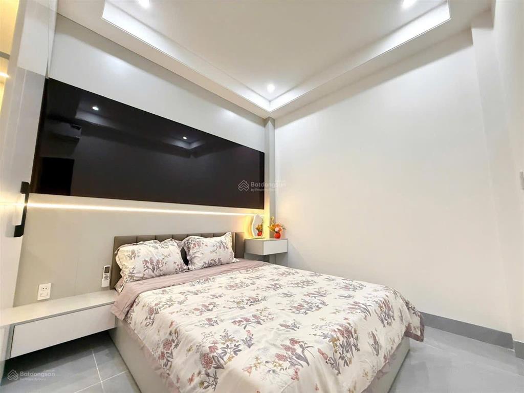 Nhà 2 tầng 2 mê kiệt ô tô đậu trong sân trường chinh