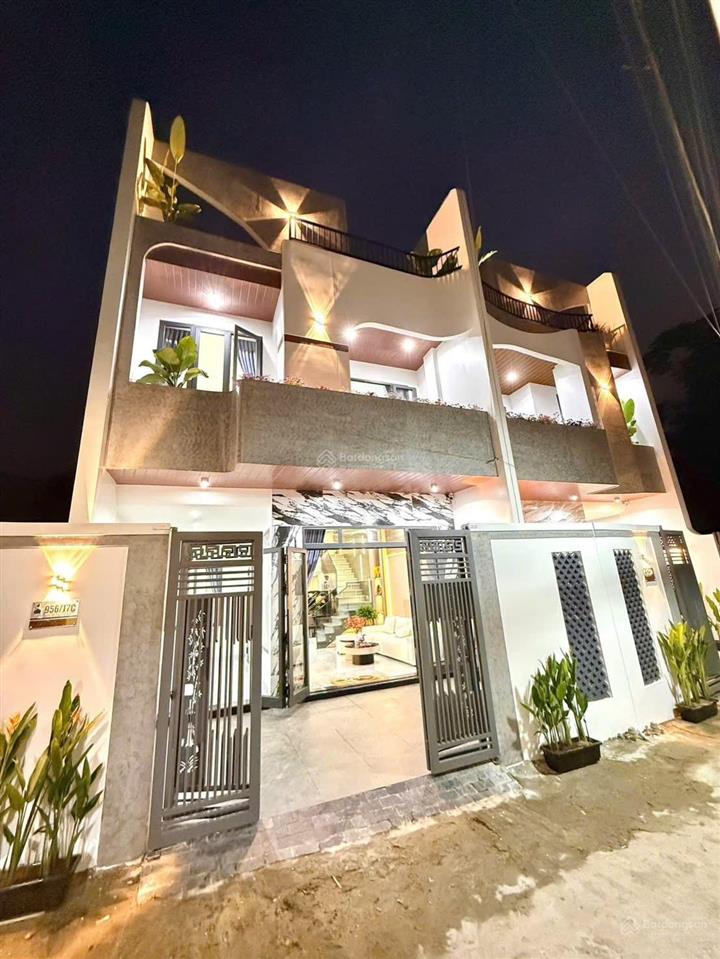 Nhà 2 tầng 2 mê kiệt ô tô đậu trong sân trường chinh