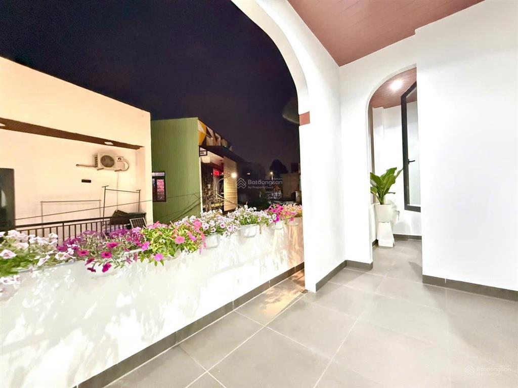Nhà 2 tầng 2 mê kiệt ô tô đậu trong sân trường chinh