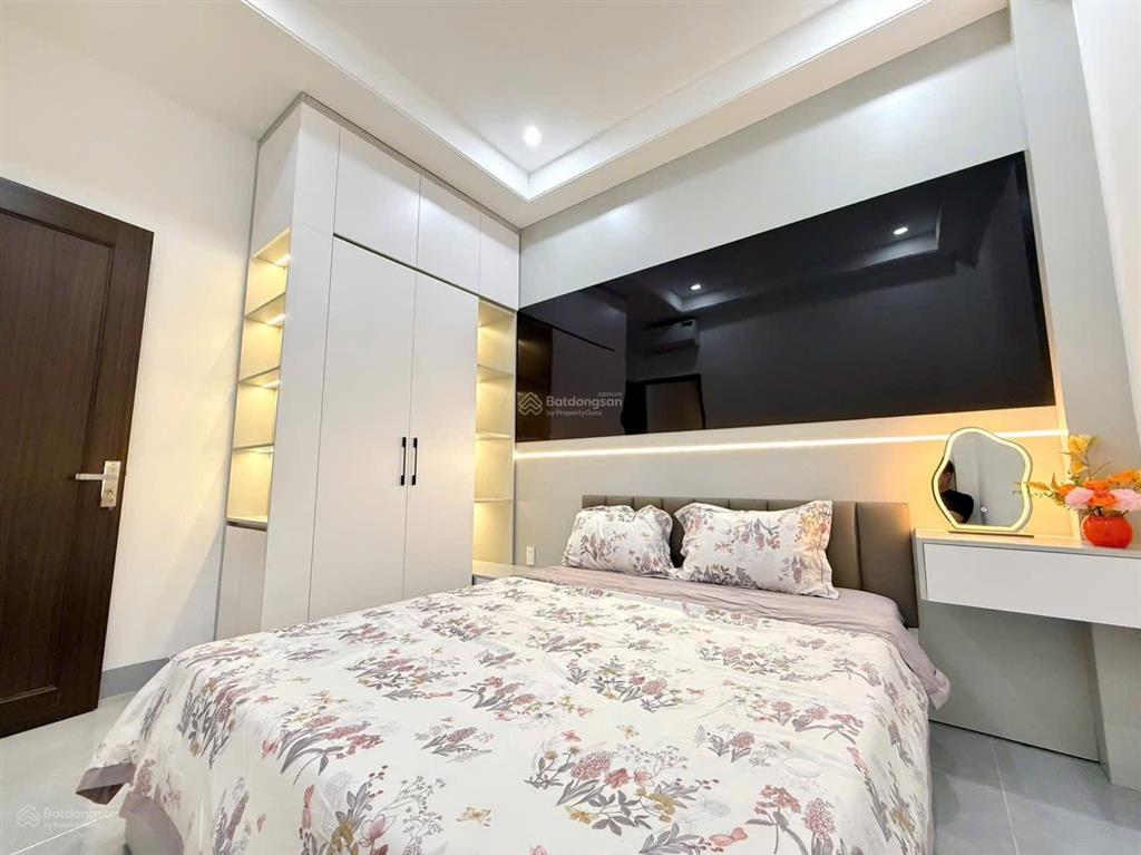 Nhà 2 tầng 2 mê kiệt ô tô đậu trong sân trường chinh
