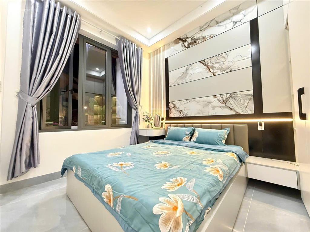 Nhà 2 tầng 2 mê kiệt ô tô đậu trong sân trường chinh