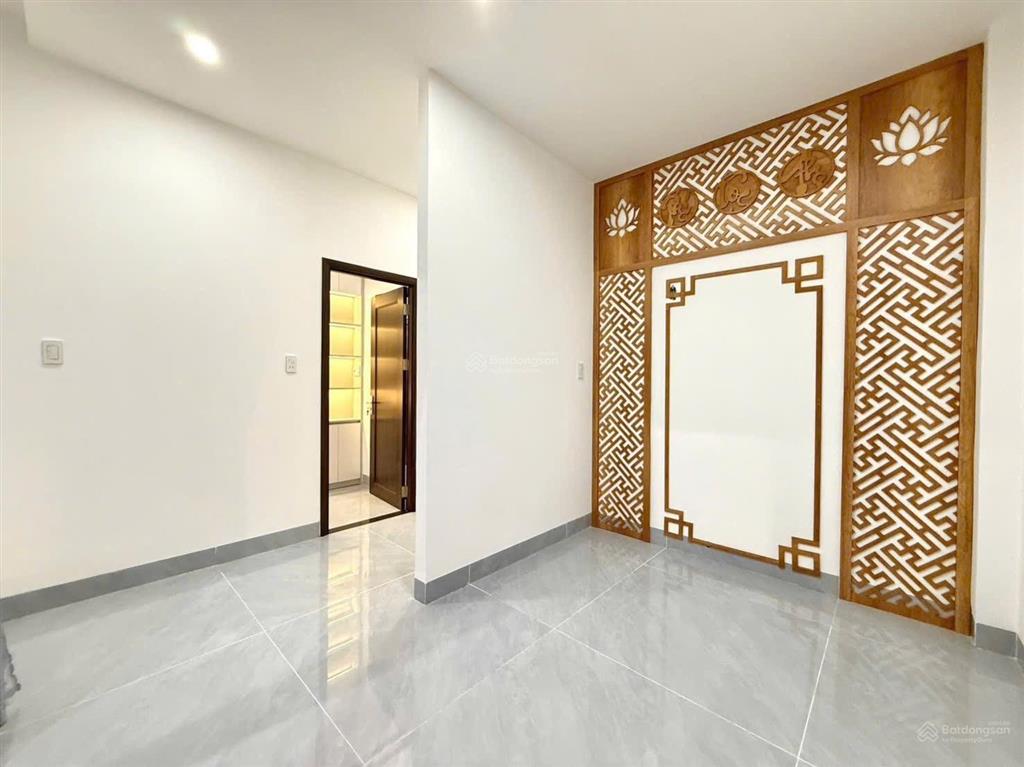 Nhà 2 tầng 2 mê kiệt ô tô đậu trong sân trường chinh