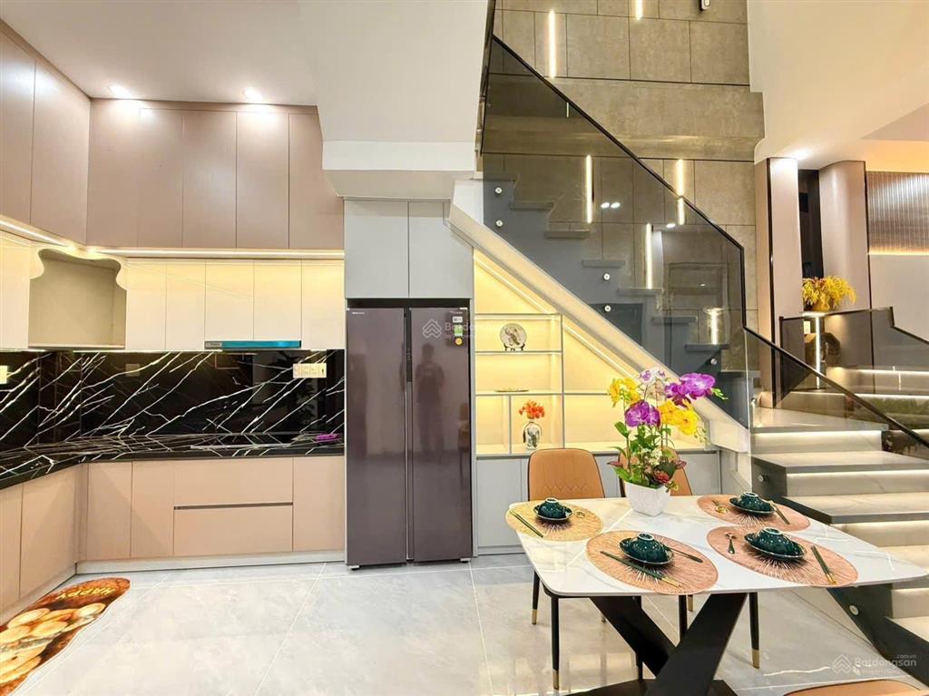 Nhà 2 tầng 2 mê kiệt ô tô đậu trong sân trường chinh