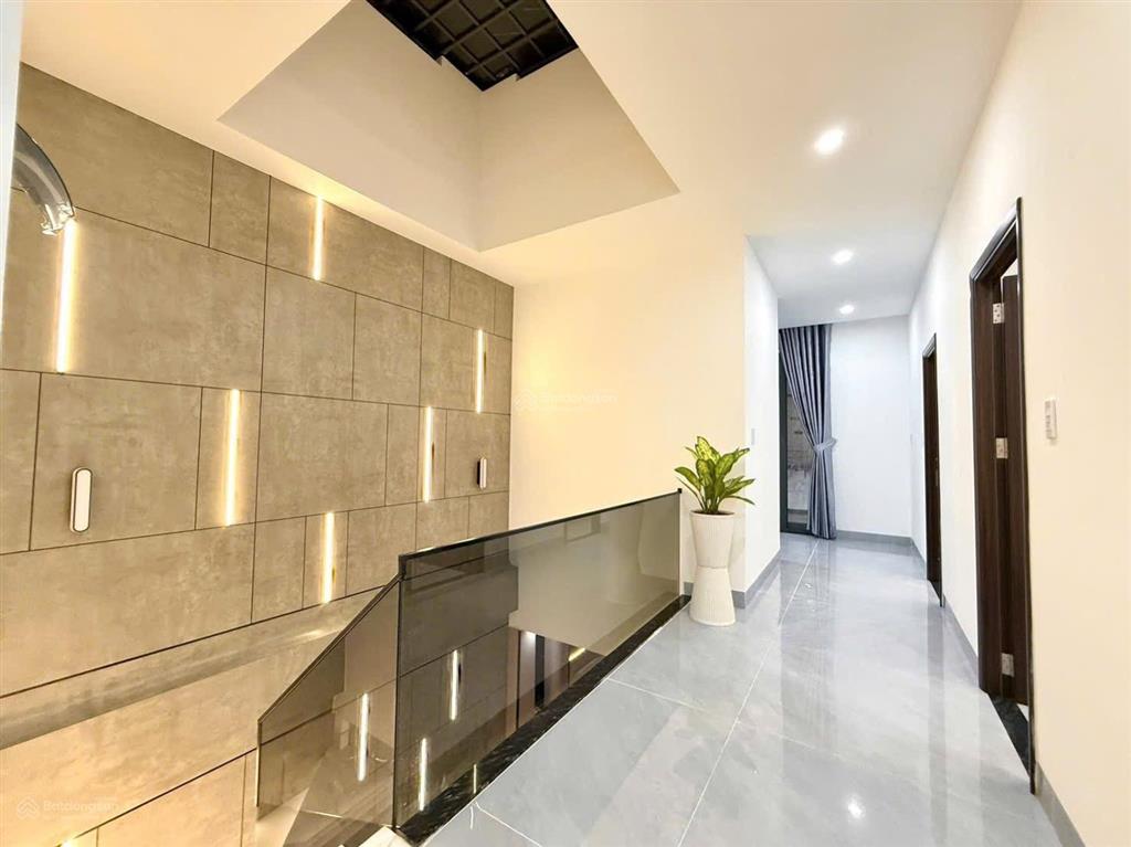 Nhà 2 tầng 2 mê kiệt ô tô đậu trong sân trường chinh