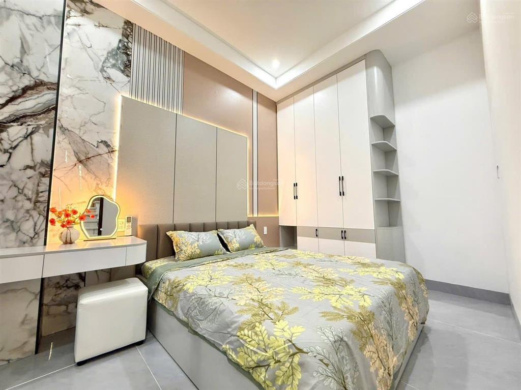 Nhà 2 tầng 2 mê kiệt ô tô đậu trong sân trường chinh