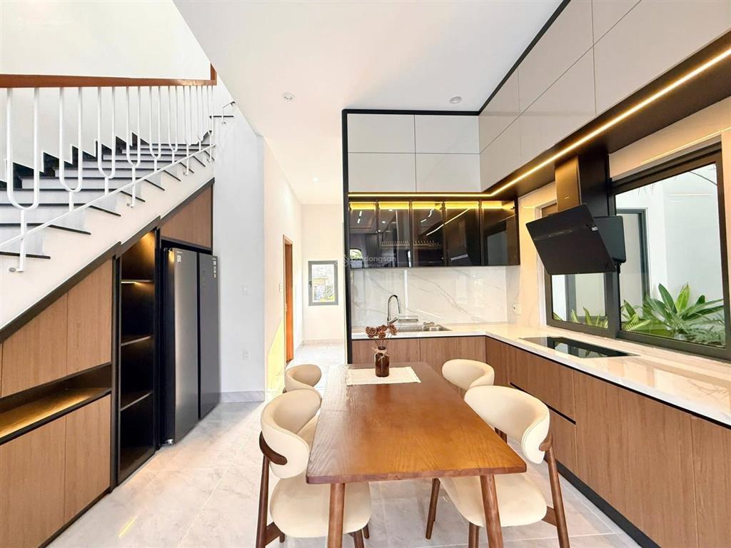 Nhà 2 tầng 2 mê tôn đản  kiệt ô tô đậu trước nhà  dt 80m2 ngang 6m40  full nội thất