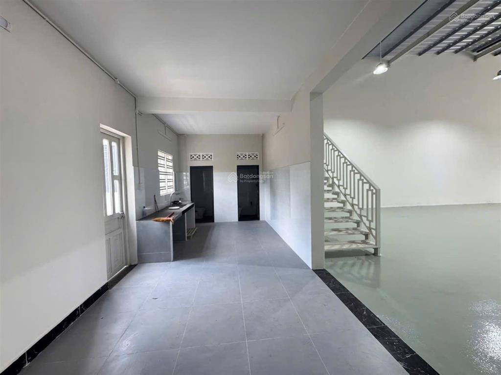 Kho mỹ phước 3, mới xây 10x30m, có gác, bền epoxy. đường xe cont 24/25