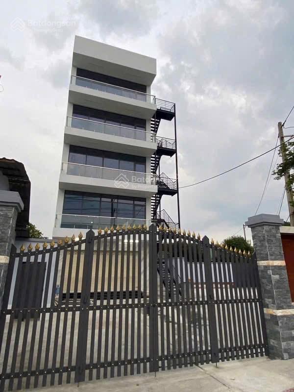 Mặt tiền đại lộ bình dương ngay phố ngân hàng 6 tầng sân rộng 450m2 có pccc, thang máy