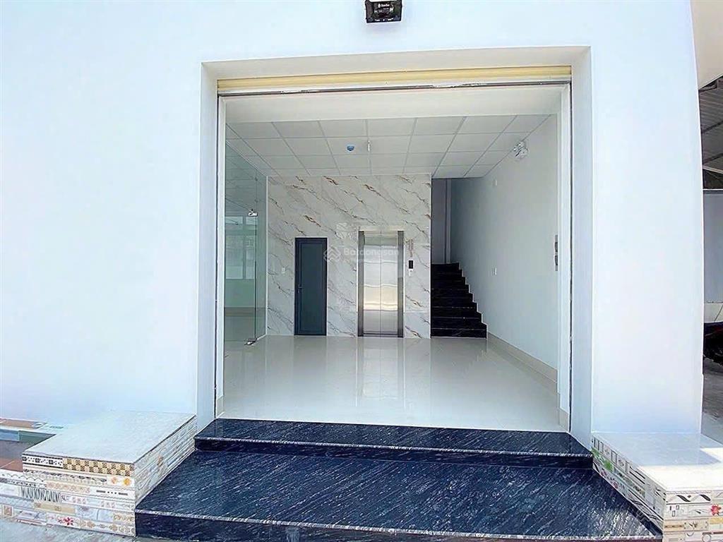 Mặt tiền đại lộ bình dương ngay phố ngân hàng 6 tầng sân rộng 450m2 có pccc, thang máy