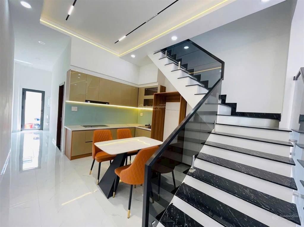 Nhà phú mỹ, gần chợ, gần thành phố mới 3 tầng sẵn nội thất, cách hvl chỉ 30m