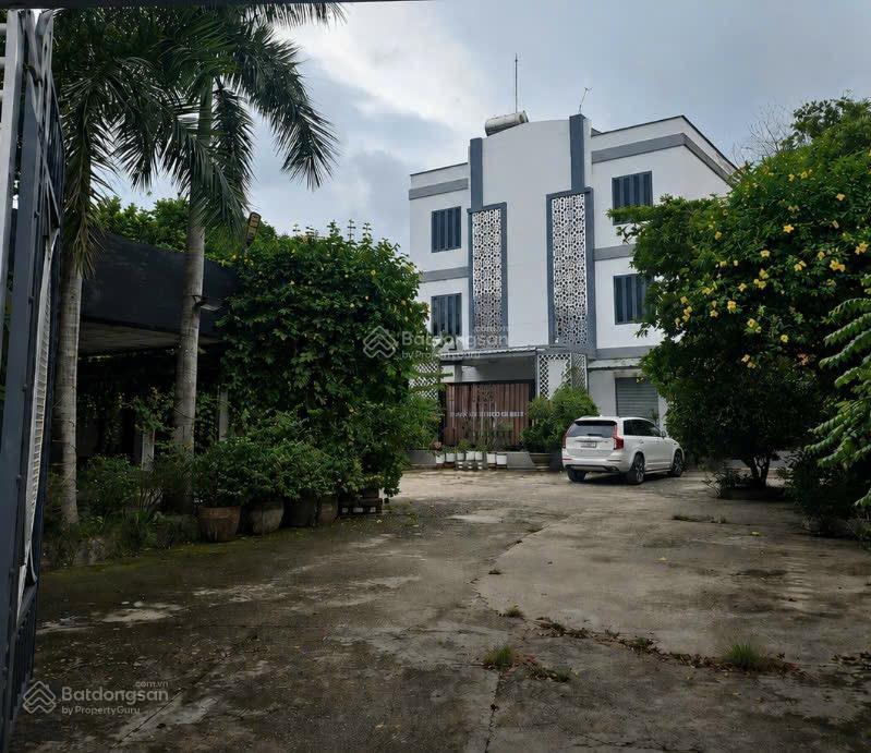 Nhà nghỉ 3 tầng, phú hoà, diện tích đất 1800m2, sau có nhà, tổng 33 phòng sẵn gpkd, pccc, điện nlmt