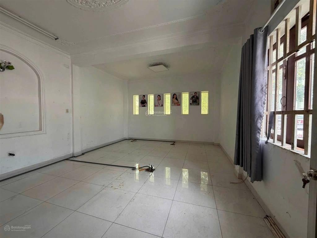 Mặt bằng kinh doanh đường yersin 7x15m. 1 trệt 3 lầu đang sơn mới chỉ 40tr/th, gần ngã 6