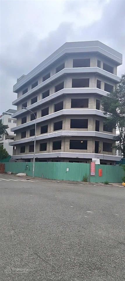 Tòa nhà xây mới 6 tầng gần tp mới. đã ngăn 20 phòng, có pccc