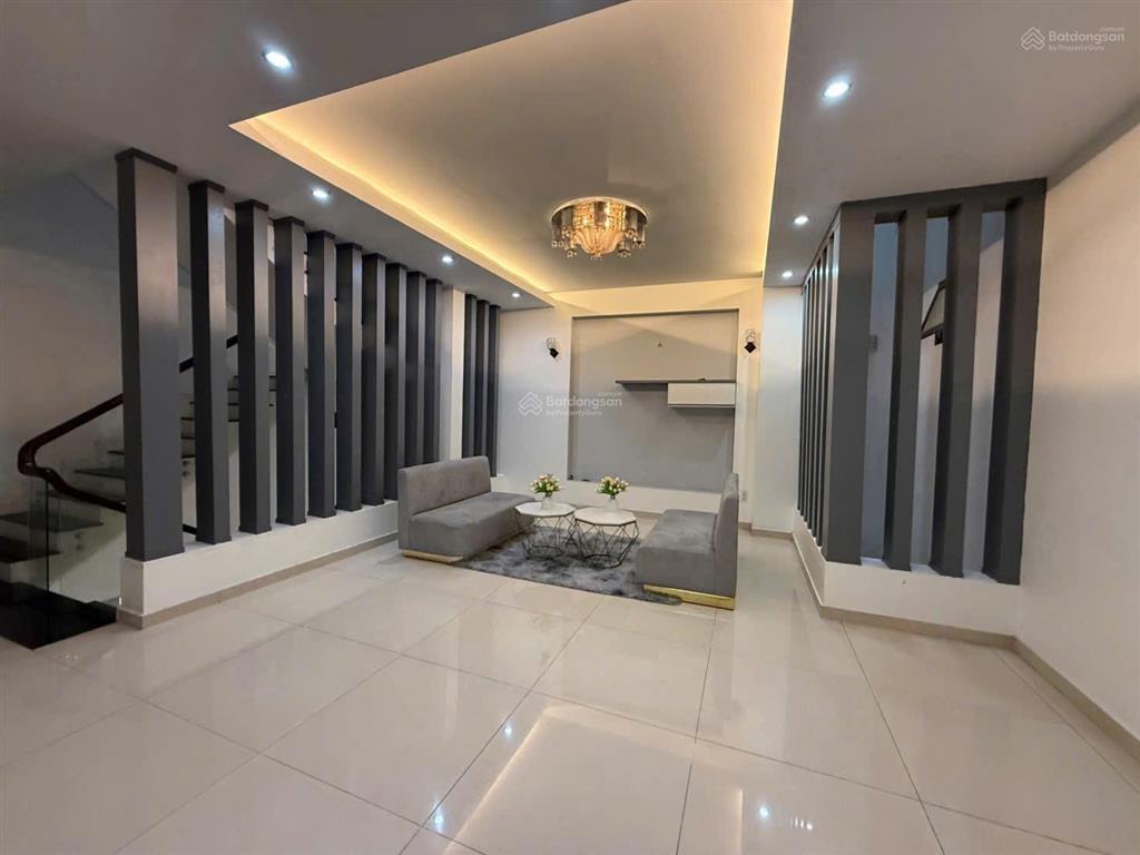 29 tỷ giảm còn 18 tỷ. toà nhà 4 tầng mặt tiền kd gần ngã 6, chợ thủ dầu một đã hoàn công, 7x40m