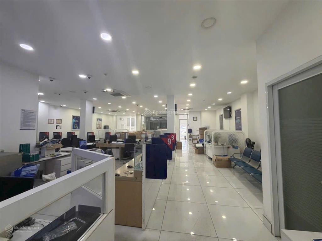 Tòa nhà mặt tiền đại lộ bình dương, ngay phố ngân hàng, becamex tower 1 hầm 1 trệt 3 lầu