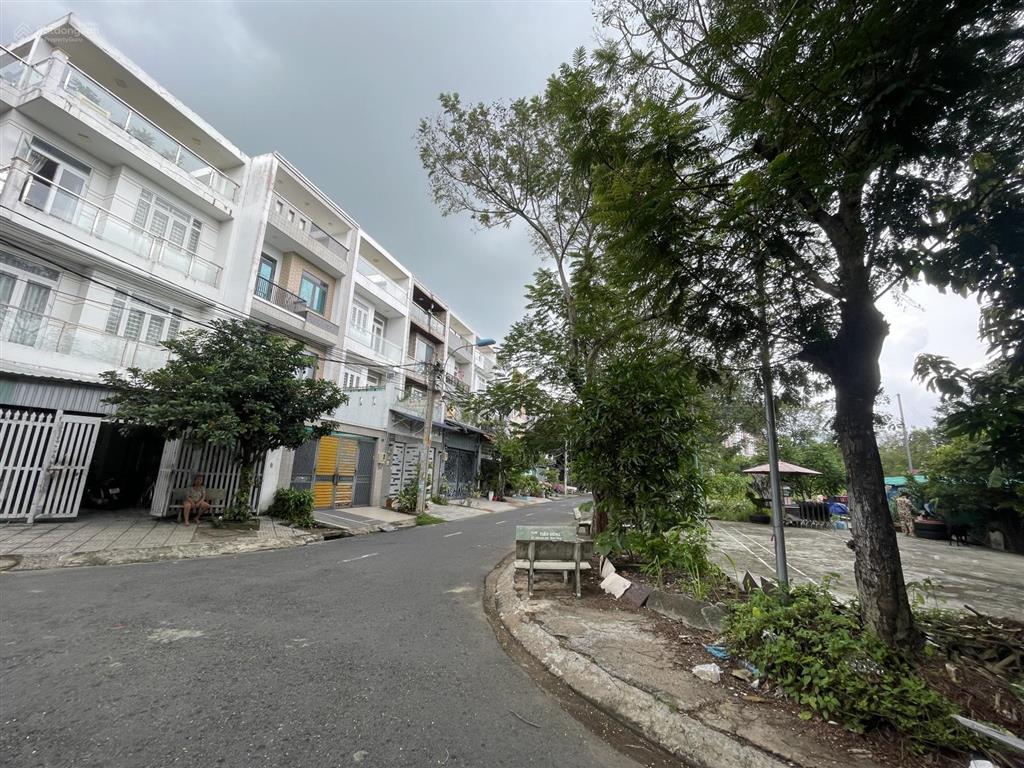 4,3 tỷ nền 100 m2 (5x20m) đối diện công viên thoát mát tại phú lợi q8