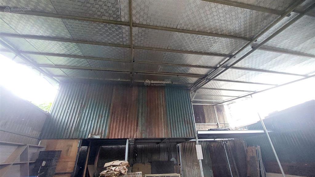 Kho 130m2, trần hòa, xe 18t đỗ, 10 triệu/th