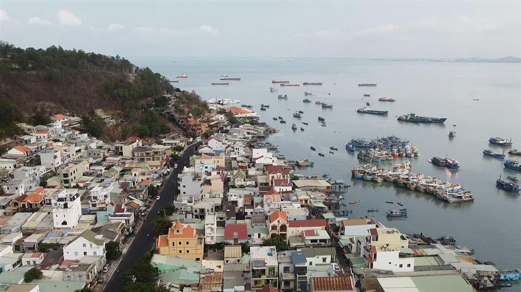 Cho thuê dài hạn 200 m2 đất trống khu bến đá phù hợp làm kho bãi ngay cảng hồng đức.