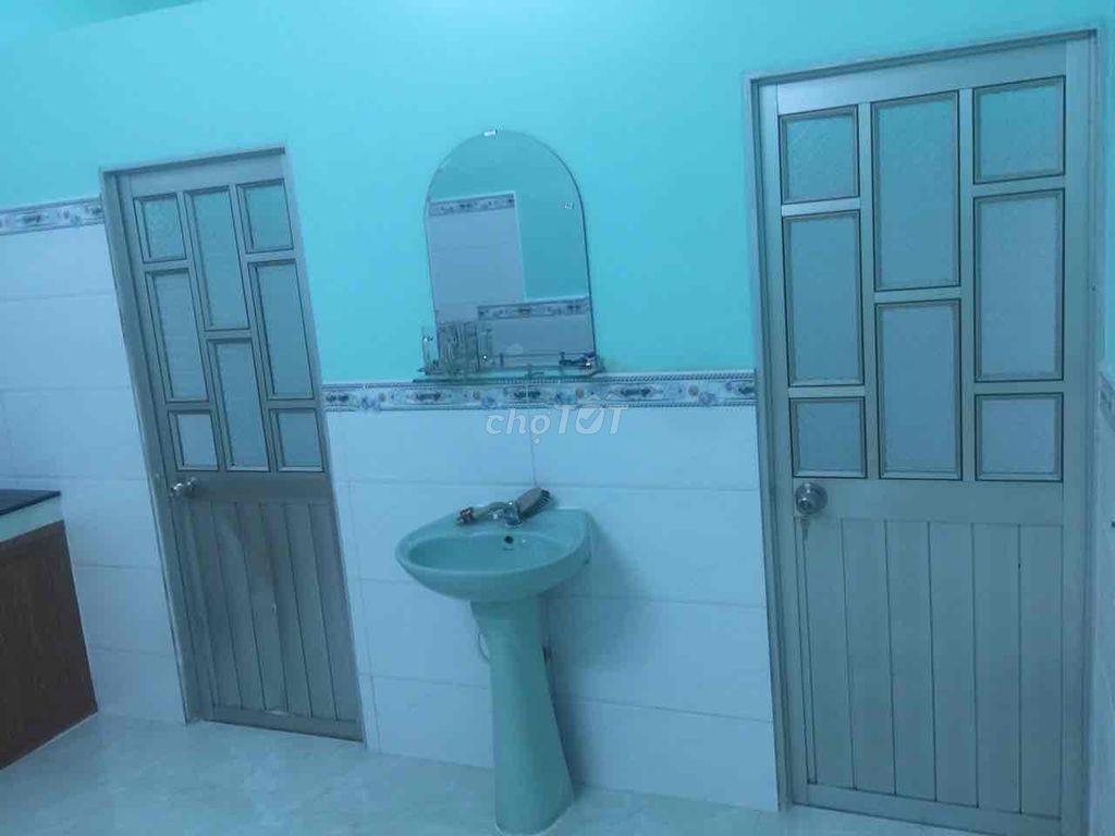 Nhà hẻm xe tải ngay kế chợ gấu hóc môn Nhà nở hậu